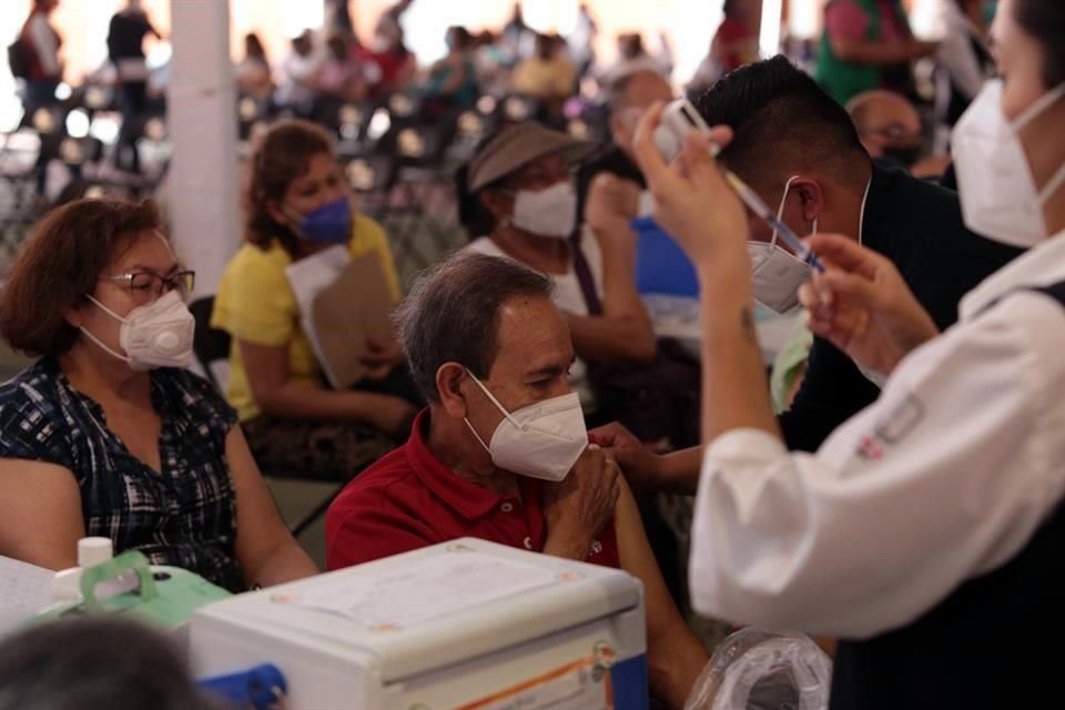 Al límite recibirán la segunda dosis de la vacuna Pfizer-BioNTech contra el Covid-19 los adultos mayores de 60 años de Puerto Vallarta.