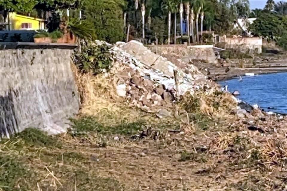 La Ley de Aguas Nacionales prohíbe depositar en cuerpos de agua propiedad de la Nación materiales pétreos y desperdicios como escombro, cascajo u otros.