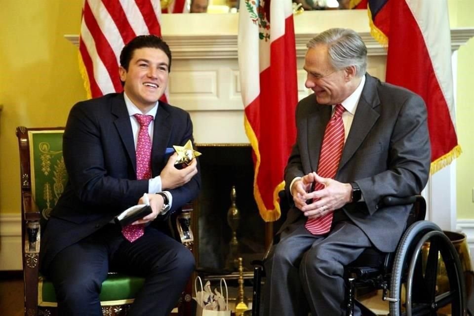 Samuel García se reunió ayer con el Gobernador de Texas, Greg Abbott, quien le regaló al emecista una estrella. A su vez, el emecista le dio al texano dos camisetas de Tigres. 