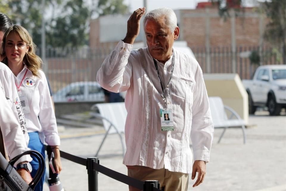 El ex Gobernador Alberto Cárdenas acudió a dar su apoyo a Laura Haro.