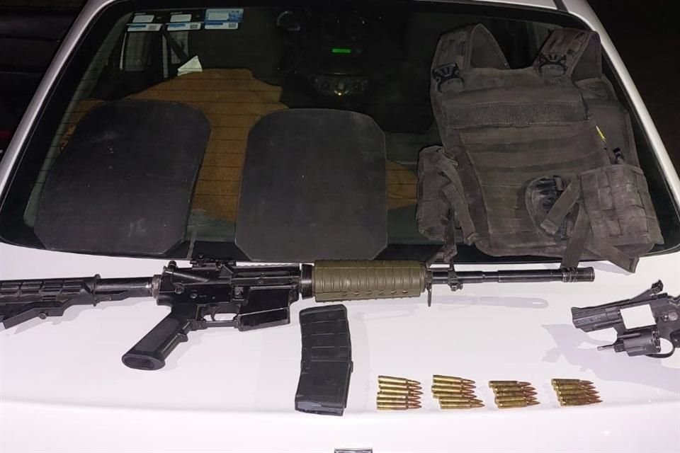 En el vehículo encontraron un arma de fuego larga con 23 cartuchos útiles y un revolver con 5 cartuchos.