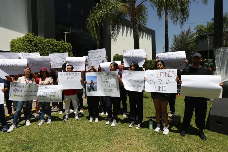 A las 14:00 horas, estudiantes del CUCS realizaron un paro de labores para exigir la aparición con vida de su compañero Aldo González, desaparecido desde el 13 de abril.