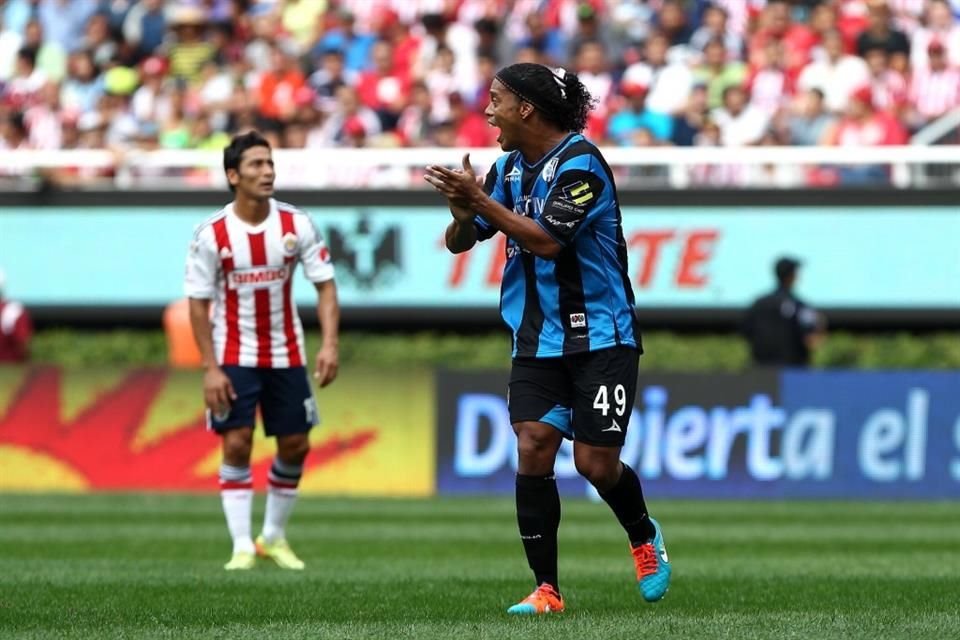 Ronaldinho anotó un gol de penal en la goleada por 4-1 sobre las Chivas en el Apertura 2014.