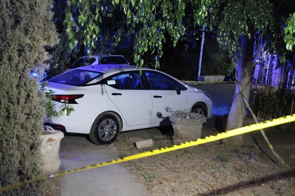 En Tonalá, un hombre desorientado y con golpes en el cuerpo, aprovechó que las puertas de un auto no tenían seguro, por lo que entró y luego murió en los asientos traseros.