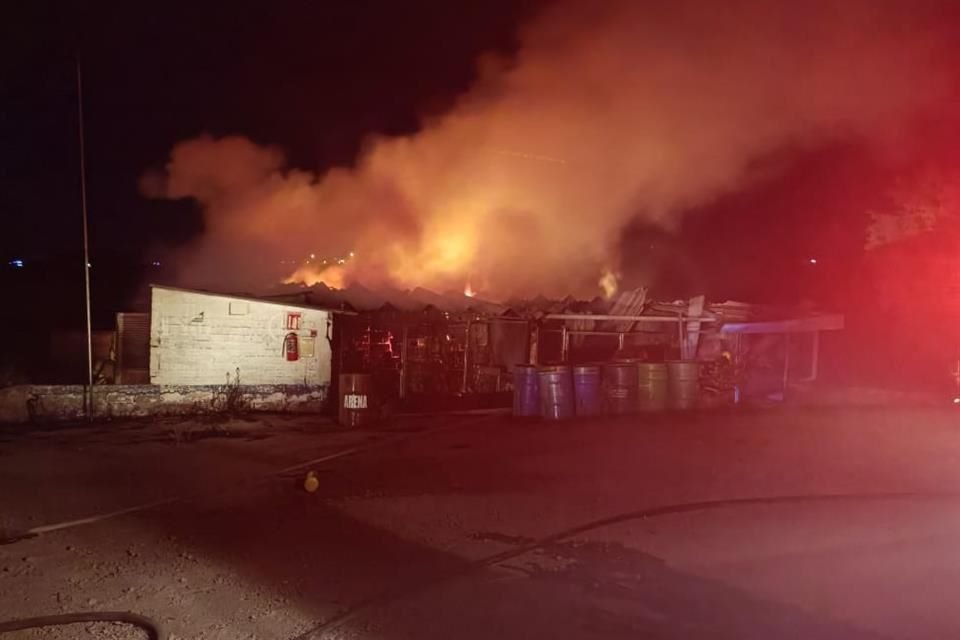Una empresa donde fabricaban velas mágicas, que tenía más de 100 kilos de pólvora, explotó y se incendió cerca de la Carretera a Nogales, en zapopan.