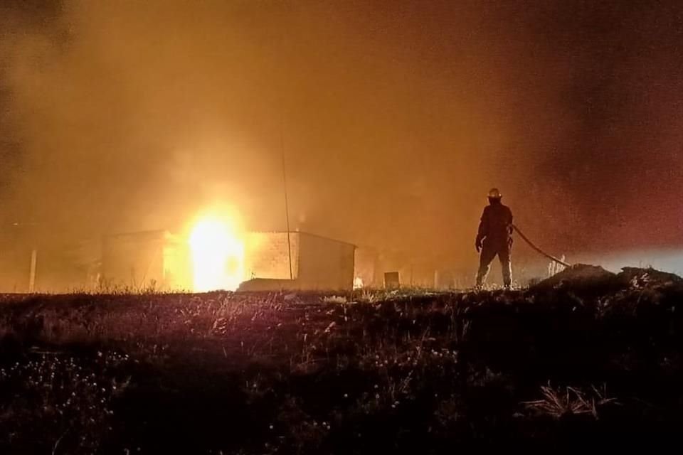Una empresa donde fabricaban velas mágicas, que tenía más de 100 kilos de pólvora, explotó y se incendió cerca de la Carretera a Nogales, en zapopan.
