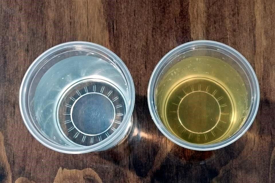 ¿UN TRAGUITO? A la derecha, agua de la llave de una casa en El Sauz, en Tlaquepaque. A la izquierda, líquido de garrafón.