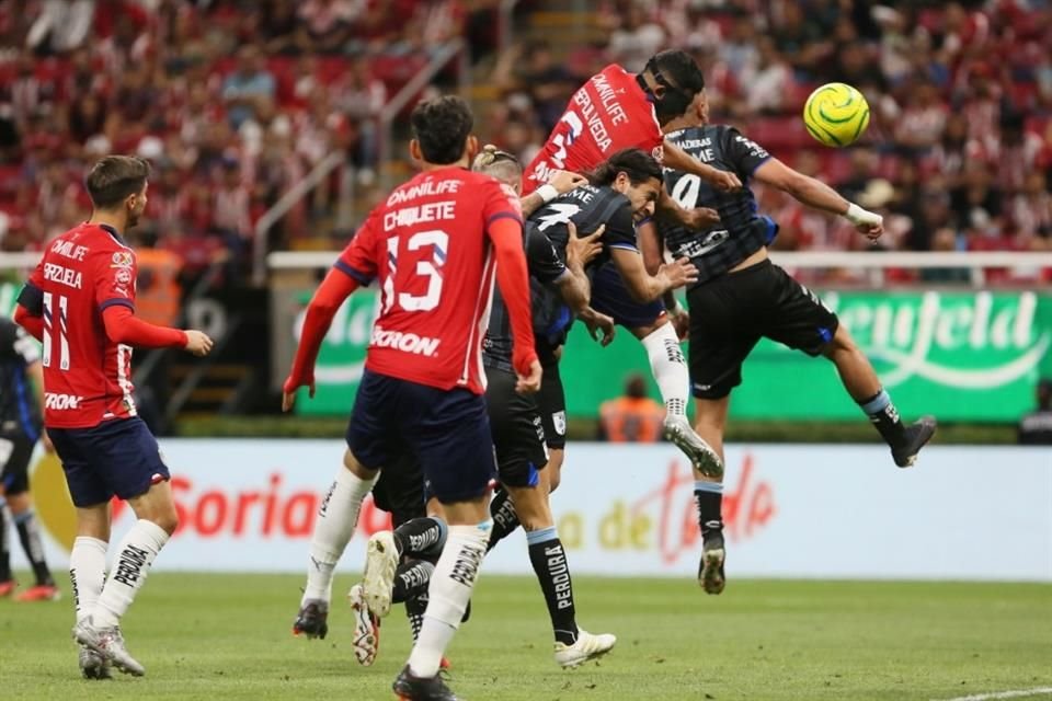 El 'Tiba' Sepúlveda anotó de cabeza ante Querétaro.