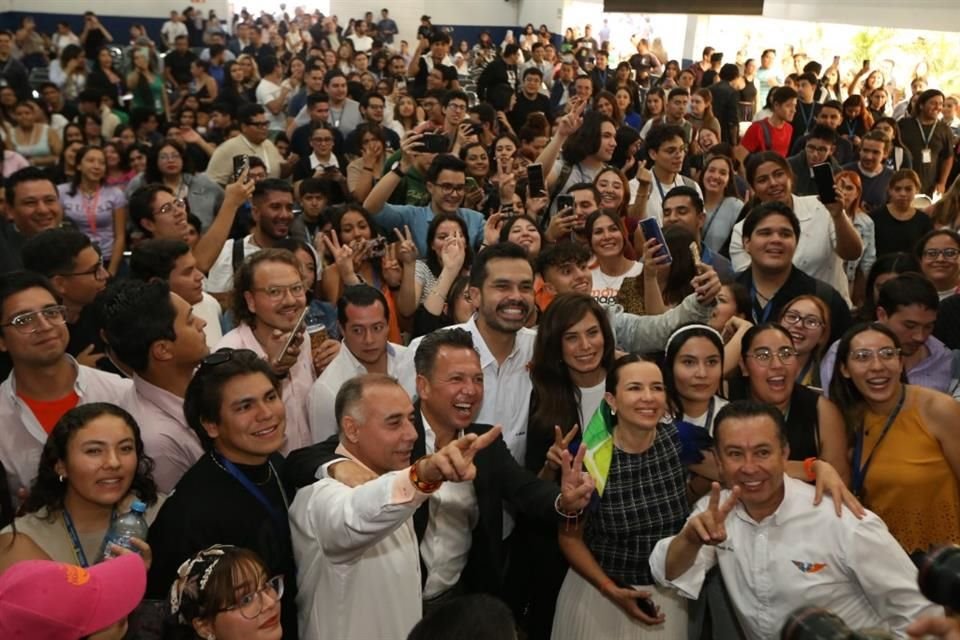 Entre los aspirantes de MC que acudieron a respaldar a Máynez destacaron Pablo Lemus, candidato a la Gubernatura, Alberto Esquer y Mirza Flores.