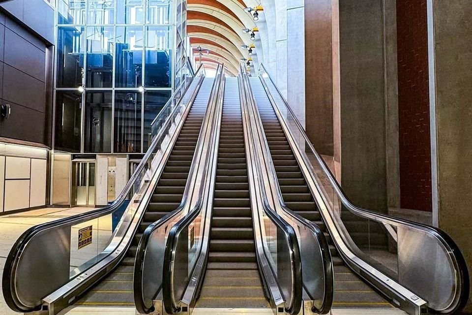 Tres escaleras eléctricas conducirán a los usuarios a los trenes subterráneos.
