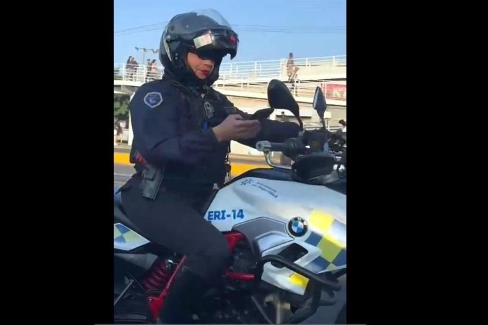 En un video difundido en redes sociales, se observa que la policía vial maneja una motopatrulla mientras va revisando su celular. 