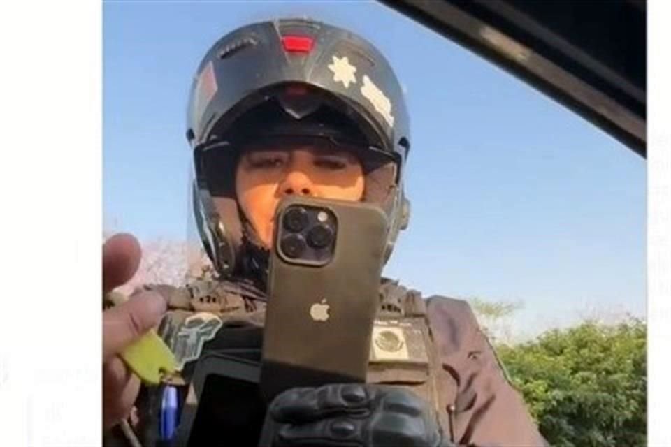 En el video, la policía involucrada y un compañero, detienen al automovilista y le dicen que lo multarán por ir grabando mientras conduce.