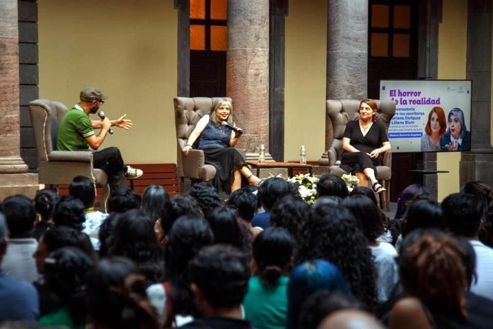 Conversatorio entre las escritoras Mariana Enríquez y Liliana Blum, como parte de la celebración del Día Mundial del Libro.