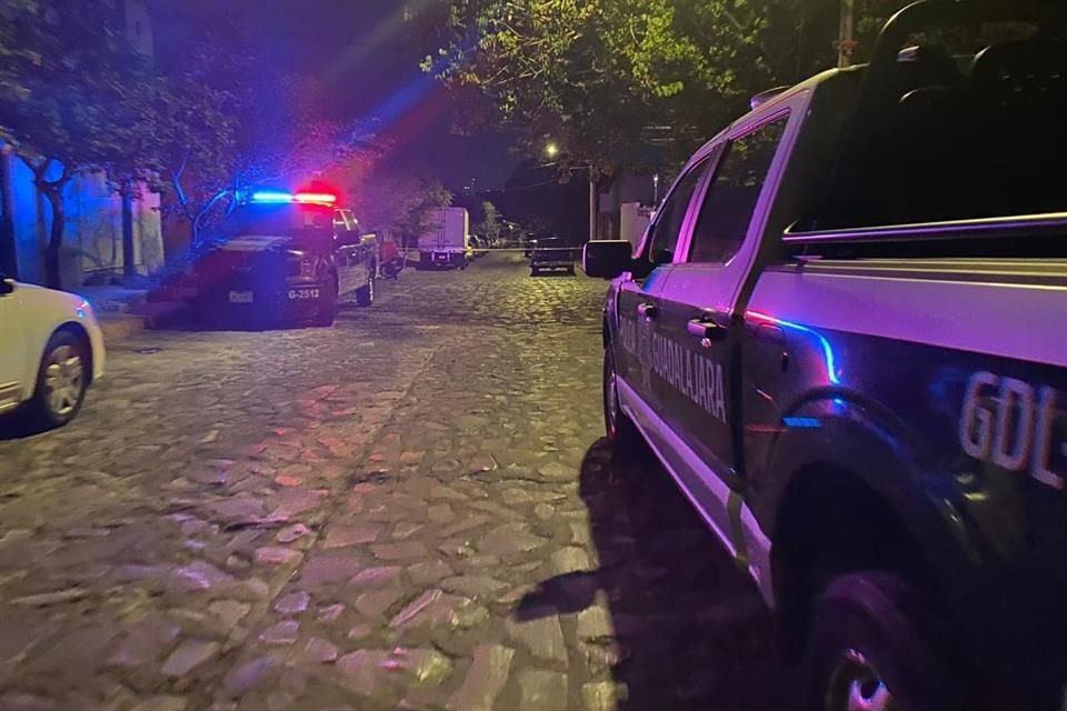 Un hombre fue asesinado la madrugada de este jueves en la cochera de una vivienda ubicada en la Colonia Lomas del Paraíso, en Guadalajara.