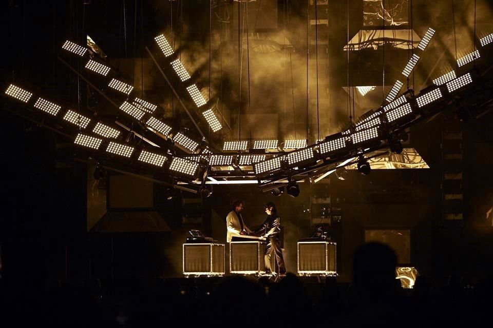 Tras seis años fuera de los escenarios, Justice se presentó en la explanada del Estadio Akron con un gran espectáculo de iluminación.