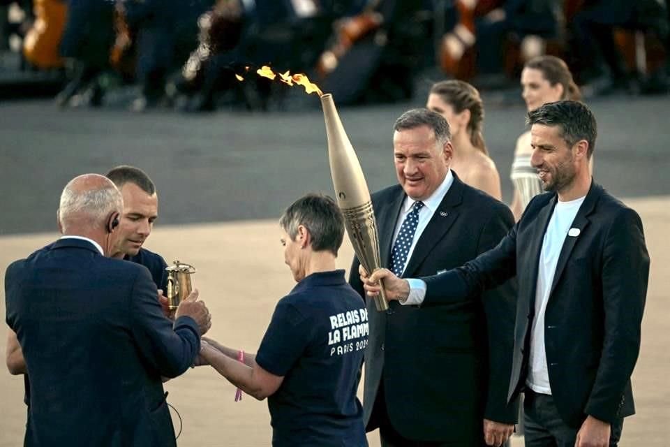La llama olímpica es entregada a los franceses.