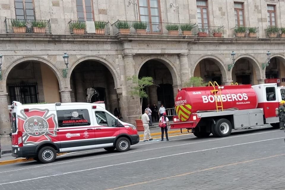 Alrededor de 300 personas desalojaron el Palacio Municipal de Guadalajara porque se activó la alarma de incendios; no se encontró fuego.