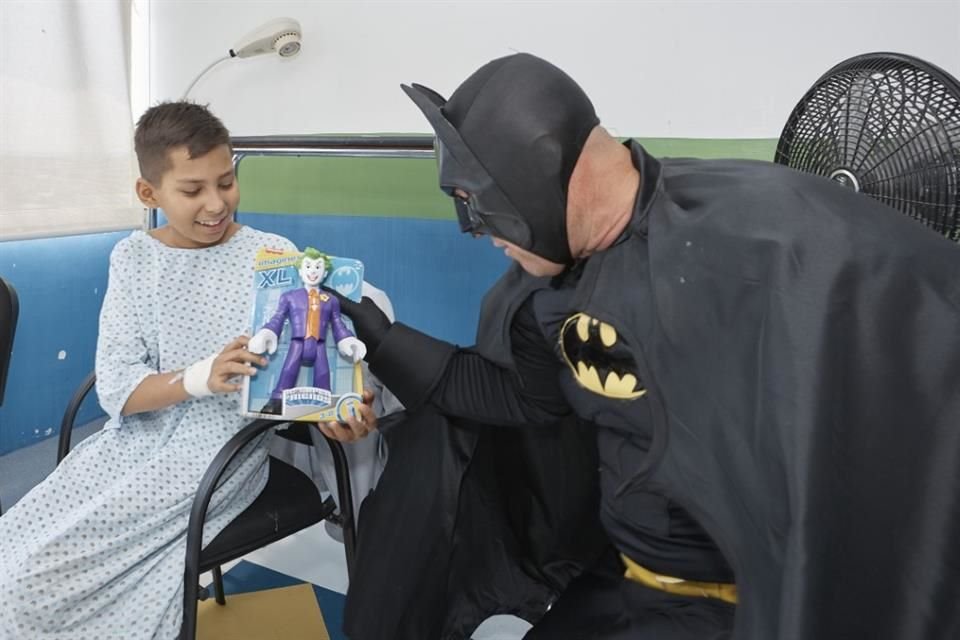Batman repartió regalos a los pequeños pacientes.