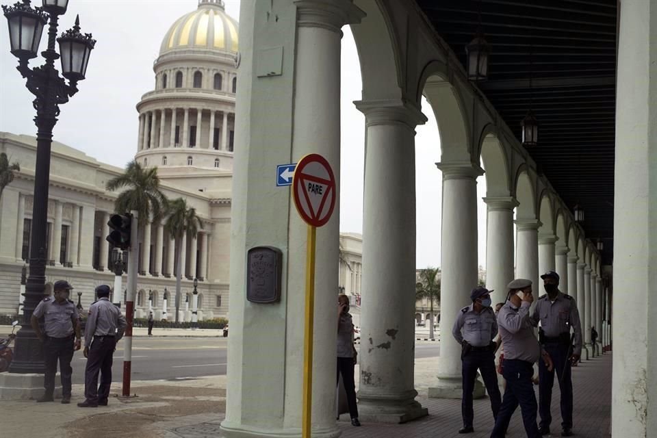 La Policía de Cuba vigila el Capitolio, en La Habana.