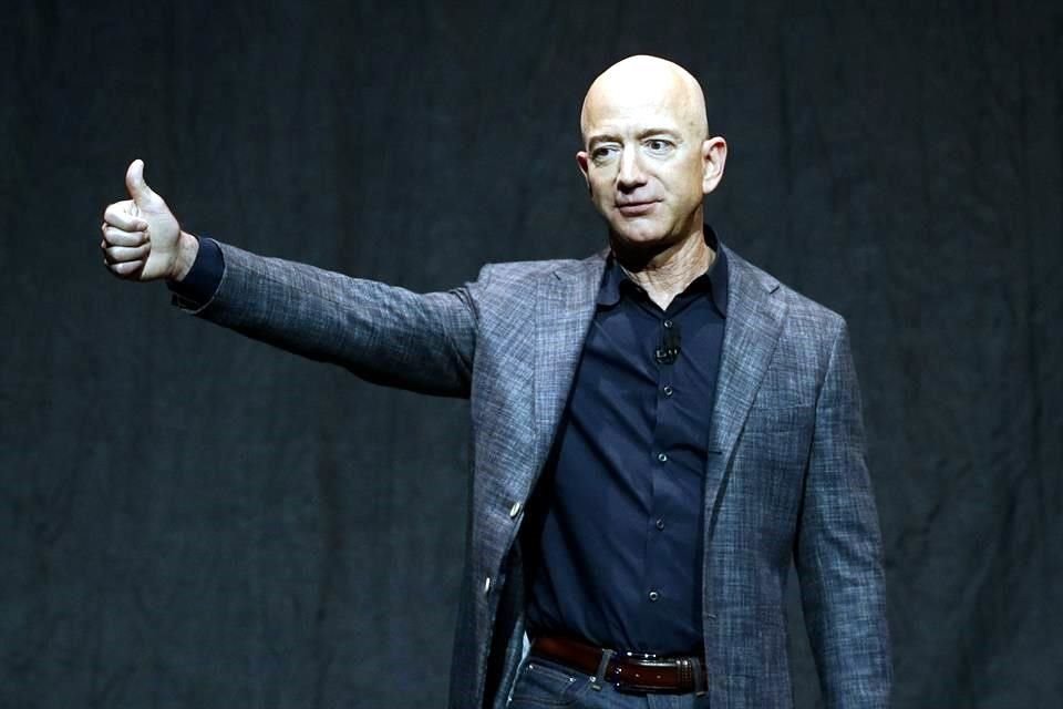 Jeff Bezos cuenta con una fortuna estimada por Forbes en 210 mil millones de dólares.