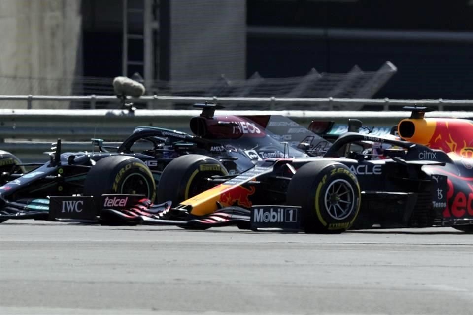Lewis Hamilton y Max Verstappen protagonizaron un emocionante inicio de carrera, aunque al final el piloto de Red Bull quedó fuera.