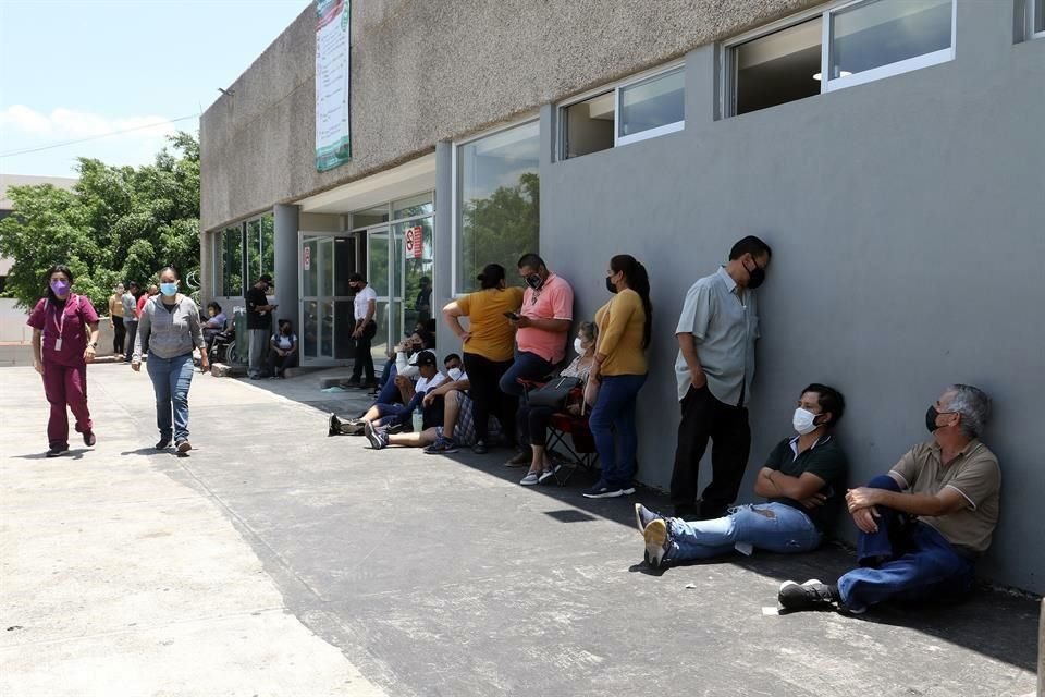 Afuera de la Clínica 110 del IMSS, personas esperaban ayer información sobre sus familiares, algunos de ellos con Covid.