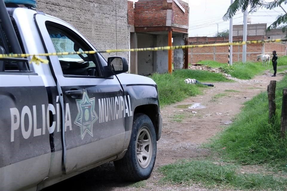 Tirado boca abajo y con marcas de golpes fue encontrado el cadáver de un hombre la mañana de este lunes en un camino del poblado de Santa Cruz del Valle, en Tlajomulco.