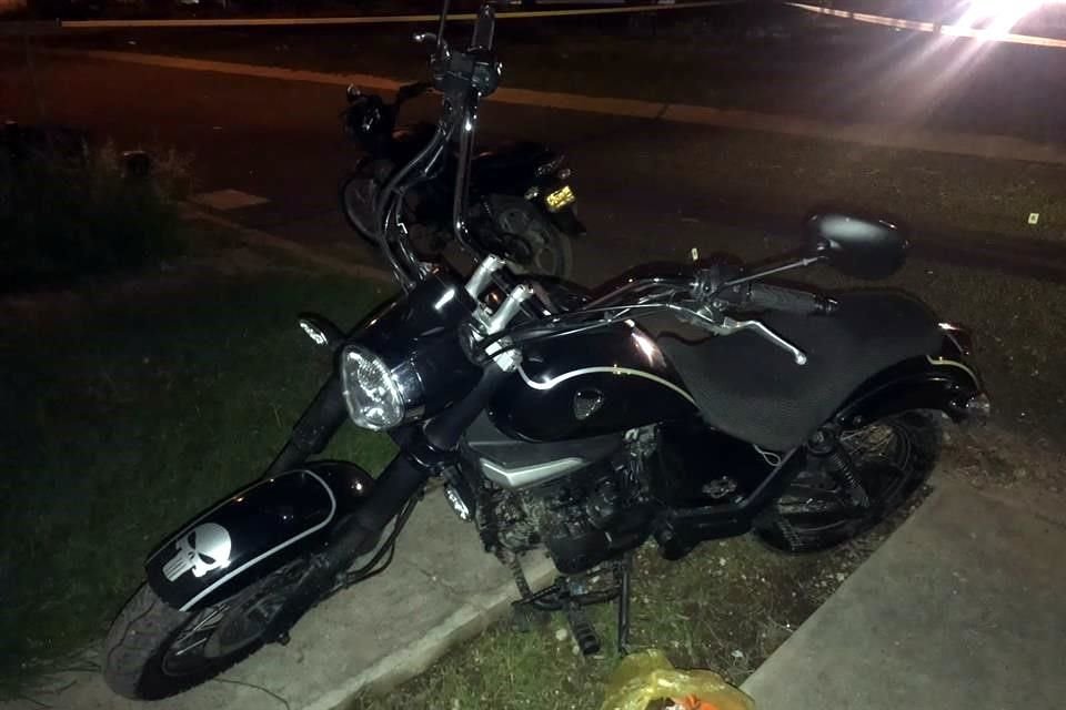En la escena del crimen aseguraron dos motocicletas con reporte de robo, así como otra sin placas y con el número de serie alterado.