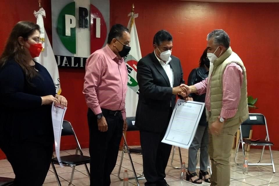 Ramiro Hernández entregó las constancias a diputados locales electos del PRI.