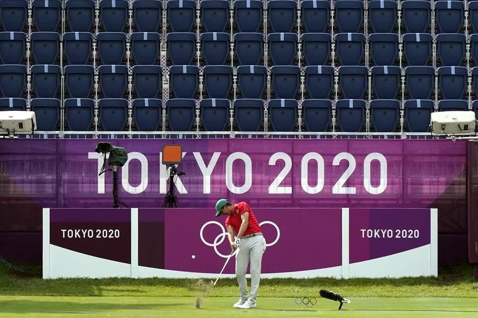 Carlos Ortiz se mantiene en la cima del torneo de golf de Tokio 2020.