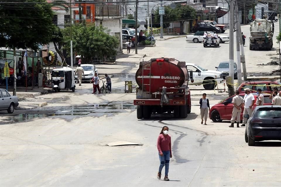 Ayer continuaban los trabajos de limpieza en la Colonia Miramar, donde la semana pasada las lluvias provocaron el desbordamiento del Arroyo El Seco.
