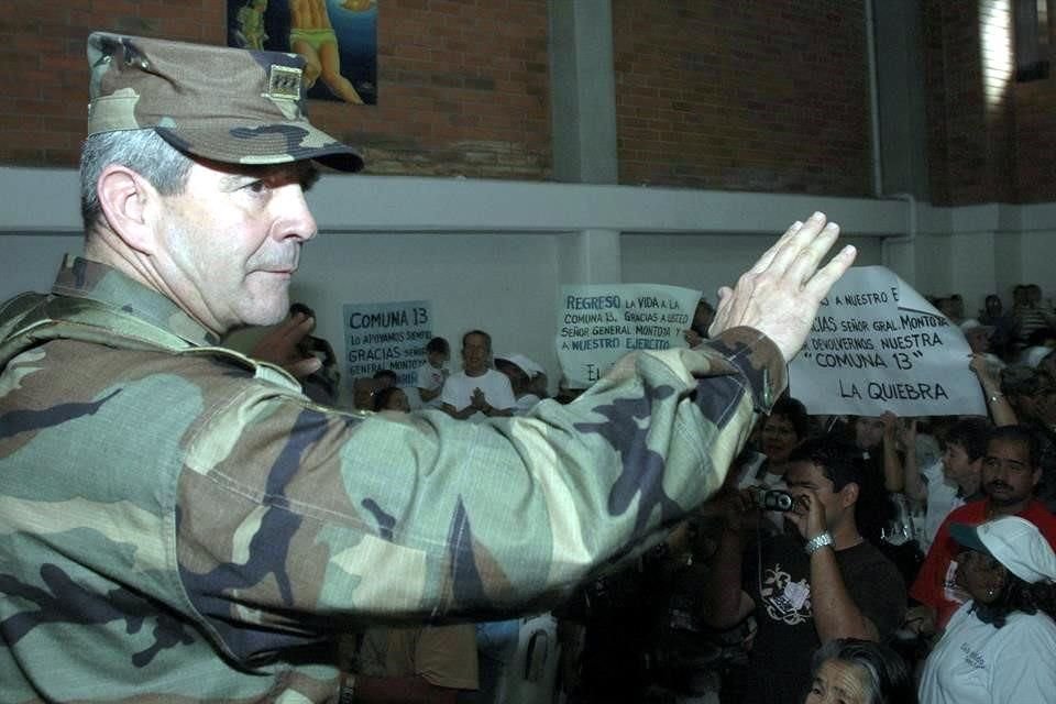El comandante Mario Montoya, durante un evento en 2007.