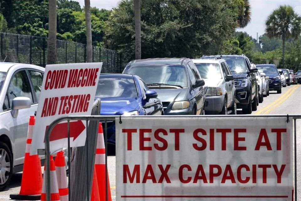 Automovilistas hacen fila para realizarse una prueba de Covid en Florida.