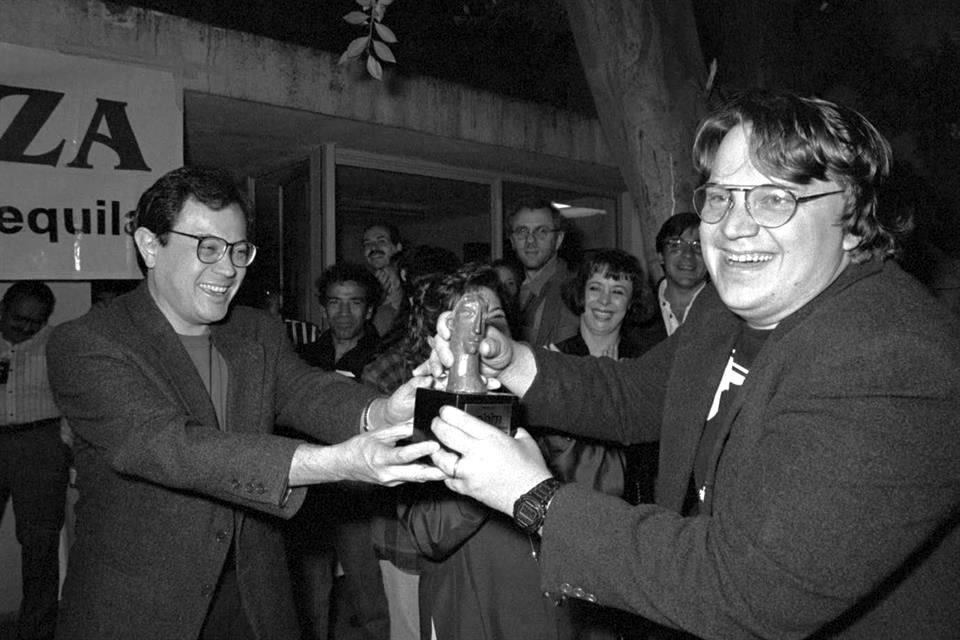 Leonardo García Tsao y Guillermo del Toro 'pelean' por el premio concedido por la revista Dicine a su película 'Cronos', en el marco de la Décima Muestra de Cine Mexicano en Guadalajara, 1995.