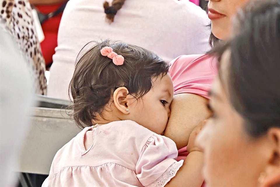 La Semana Mundial de la Lactancia Materna se celebra anualmente del 1 al 7 de agosto para fomentar esta práctica por los beneficios para los bebés.