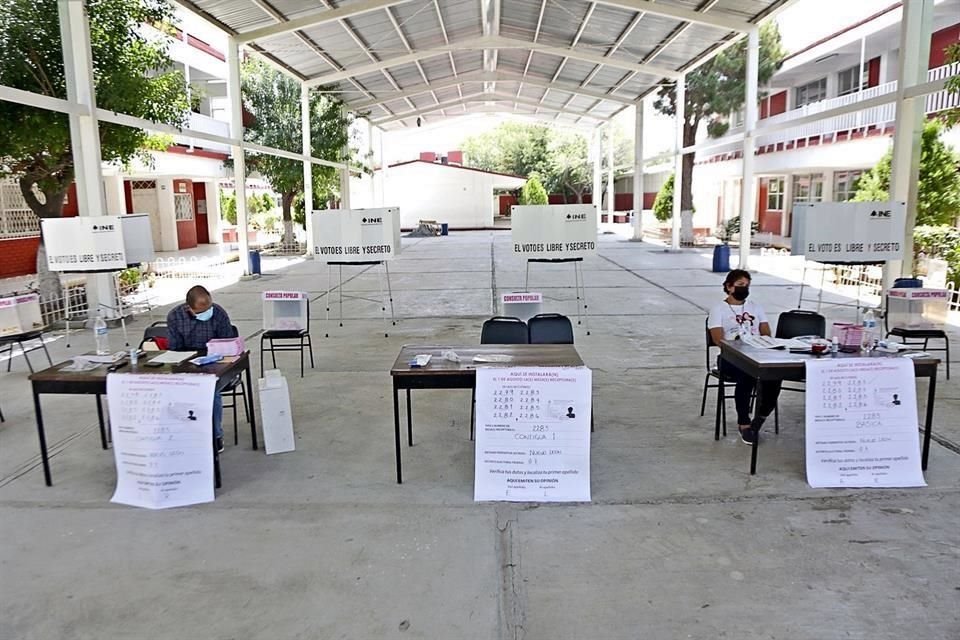 Al mediodía, la mesa receptora de la Escuela Secundaria Técnica 61 en García estaba completamente vacía.