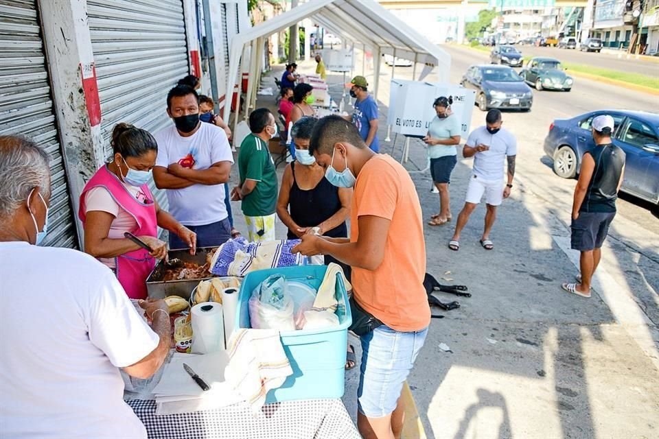 Las filas para comprar comida eran más largas que para participar en la consulta en Acapulco.