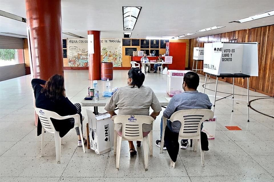 Las mesas receptoras ubicadas en la Arena Coliseo de Guadalajara tuvieron muy baja participación.
