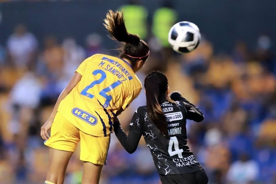 María Sánchez aprovechó la deficiente marca y anotó de cabeza.