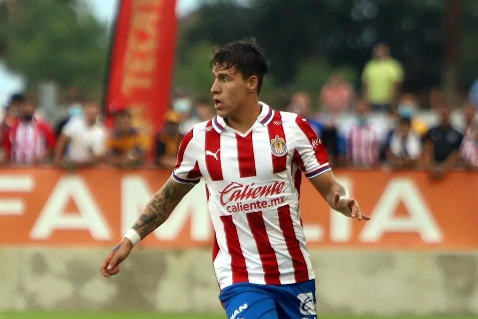 Cristian 'Chicote' Calderón sufrió un fuerte golpe en la cabeza con un compañero, en el entrenamiento de Chivas de esta mañana.