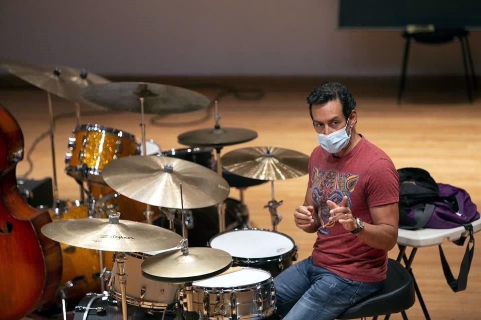 El baterista mexicano, cinco veces ganador del Grammy, trabaja con un puñado de jóvenes músicos elegidos para la primera Residencia Internacional Antonio Sánchez.