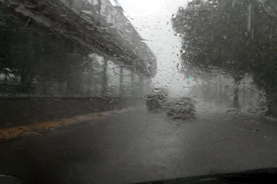 La precipitación fue intensa a la altura de la Estación Santa Filomena del Tren Ligero.