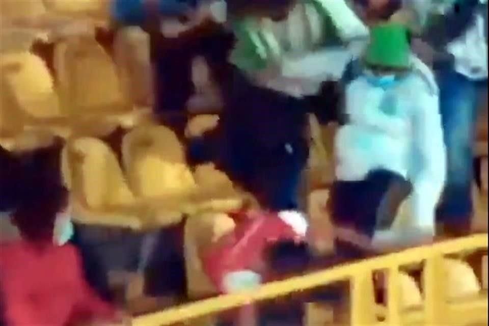 Este aficionado de Santa Fe fue brutalmente golpeado por hinchas de Atlético Nacional.