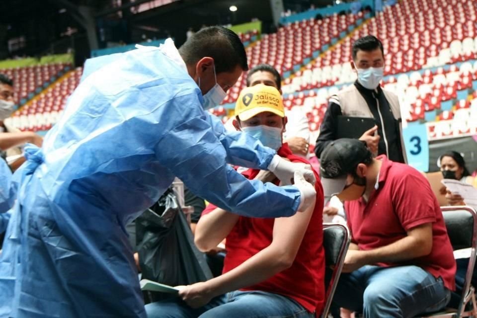 Alberto Rincón Ortega (gorra amarilla) recibió ayer la vacuna en el Auditorio Benito Juárez.