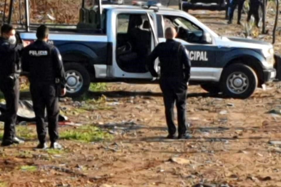 El cadáver de un hombre envuelto en una bolsa fue abandonado en un predio en la Colonia La Higuera, al norte del Municipio de Zapopan.