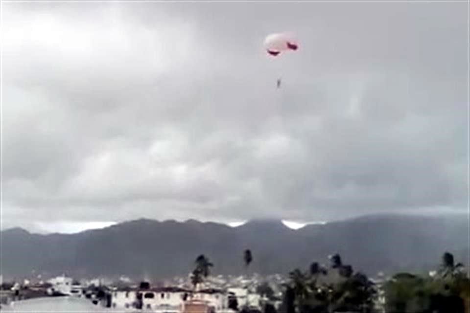La mujer contrató el parachute en Playa Camarones.