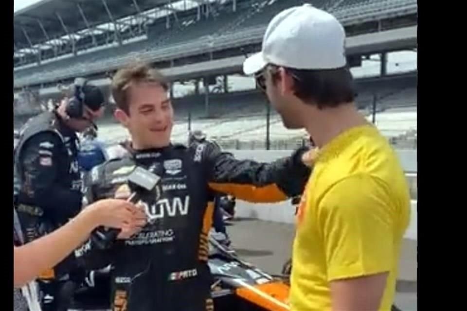 Los regios Patricio O'Ward (izq.) y Daniel Suárez se saludaron antes del inicio de la carrera de la IndyCar.