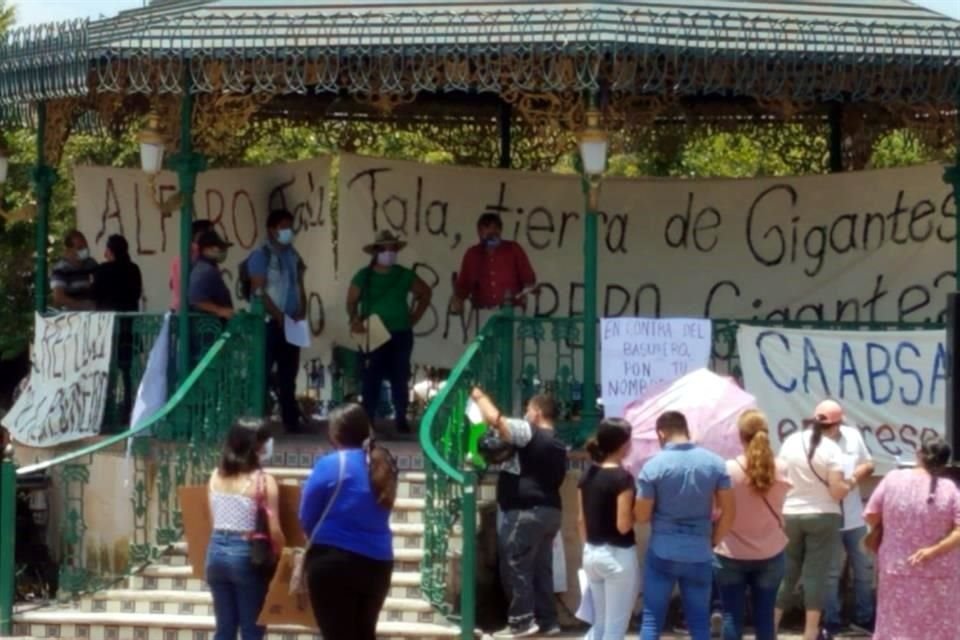 Vecinos de Tala protestaron ayer en Carretera a Nogales y la plaza de su Municipio, ante la intención de construir ahí el basurero metropolitano.
