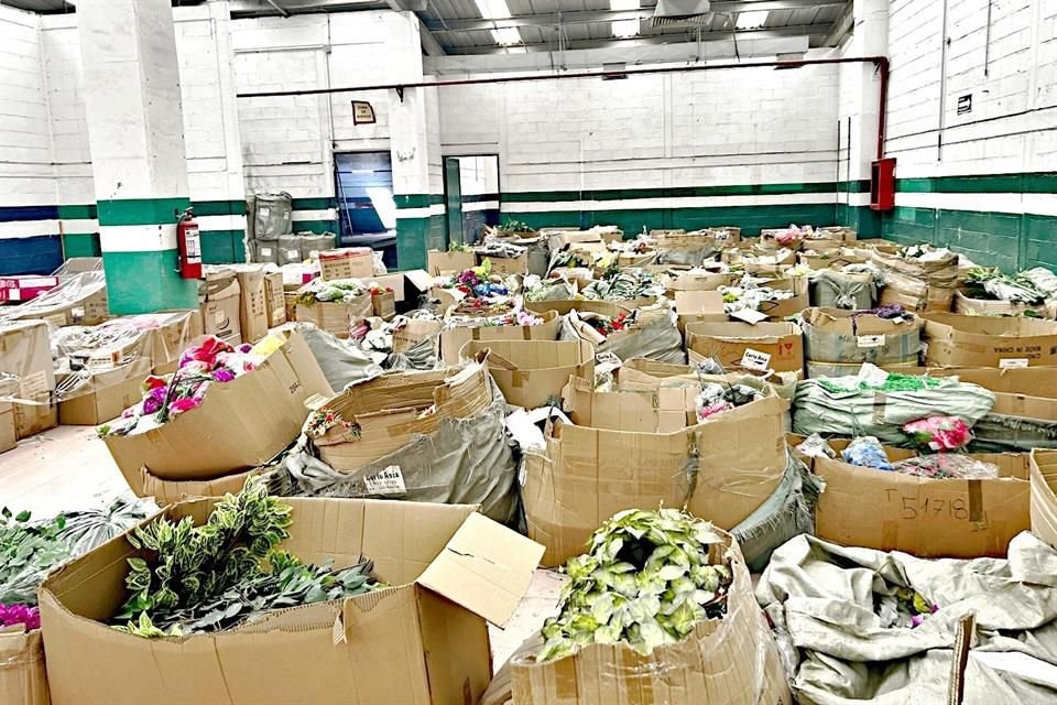 A mediados de marzo, el IMPI decomisó más de 21 mil artículos ilegales, con un valor aproximado de 2.8 millones de pesos, en tiendas en Tulancingo, Hidalgo.