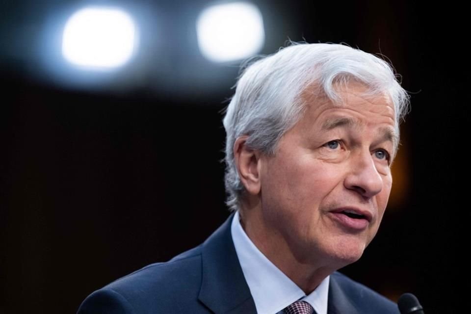 El director ejecutivo de JPMorgan, Jamie Dimon, dijo que el banco seguiría informando a los inversionistas trimestralmente, aunque ya no fuera obligatorio, pero con 'mucho menos contenido'.